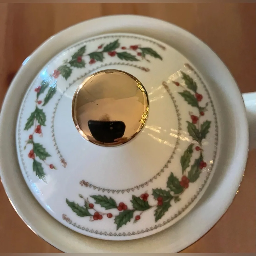 EUC The Cellar Ivory Holly 1993 40oz Holiday Teapot with Lid made in Japan
